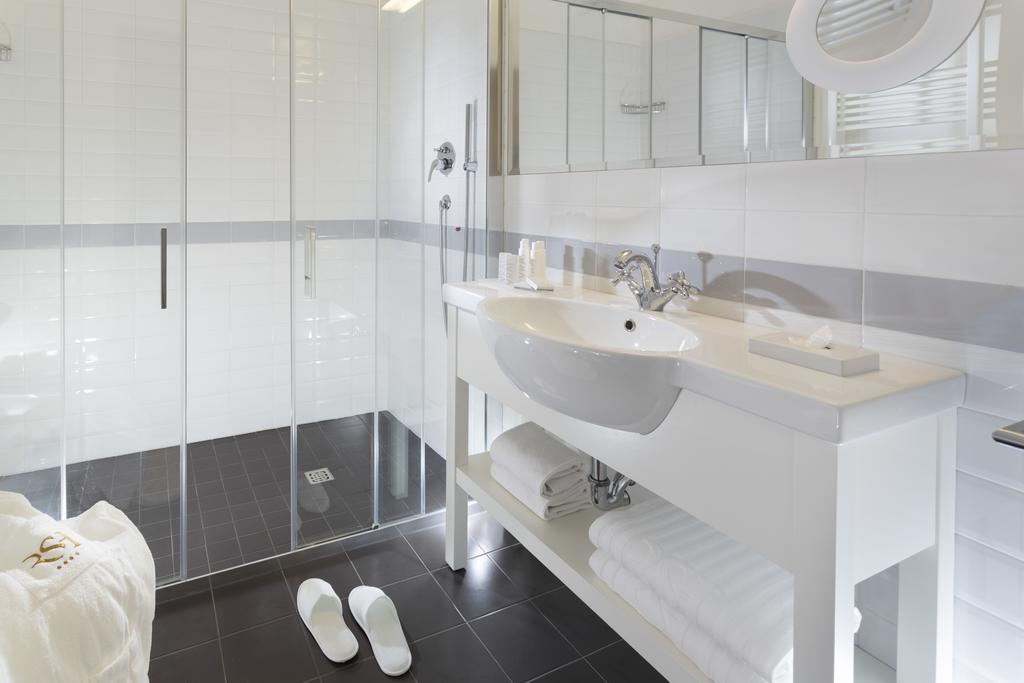 Junior Suite with Pool View